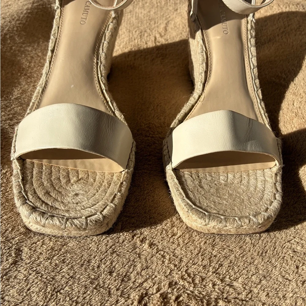 NWOT VINCE CAMUTO Meddrina Ankle Strap Sandal - Natural Size 9